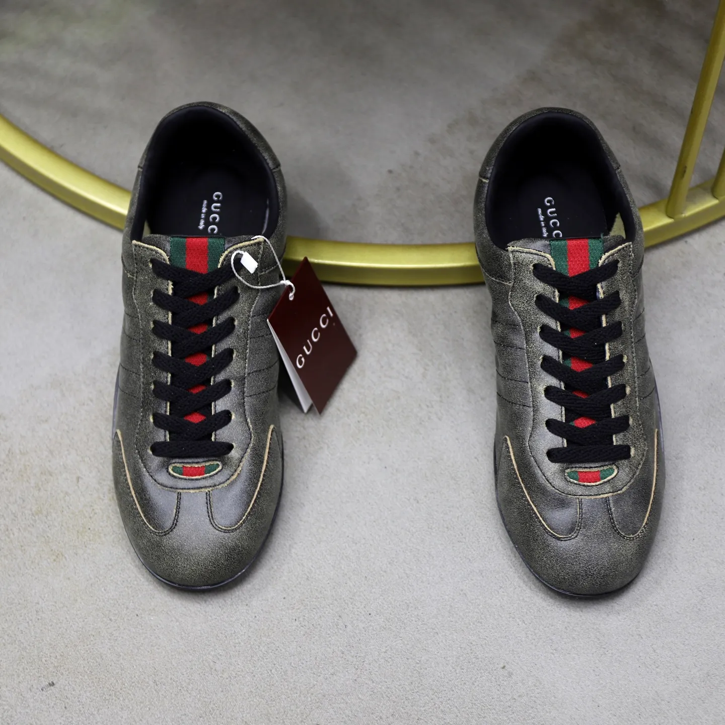 Ex-factory price: 580💰💰Gucci Shift series couple's sports shoes ❗❗ The Gucci Shift series is newly launched, with a lightweight design that reinterprets sports style. The neat silhouette adds a sense of freedom and exudes sophistication when moving. The webbing detail runs like an endless ribbon throughout the design, and the side seam details add a finishing touch. ❗Original development ❗Washed effect cowhide upper ❗Two-color Tpu outsole ❗Size: Female 35-41 Male 39-45